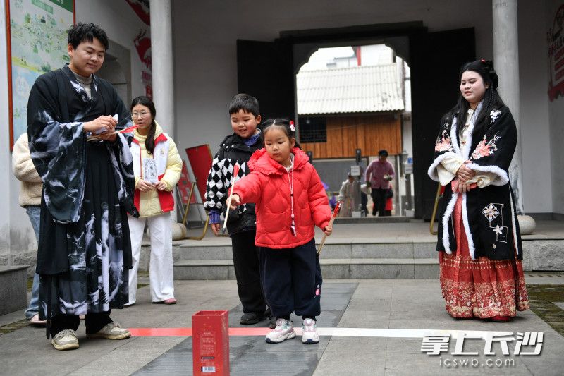 趣味十足的互动游戏吸引了众多亲子家庭参与。