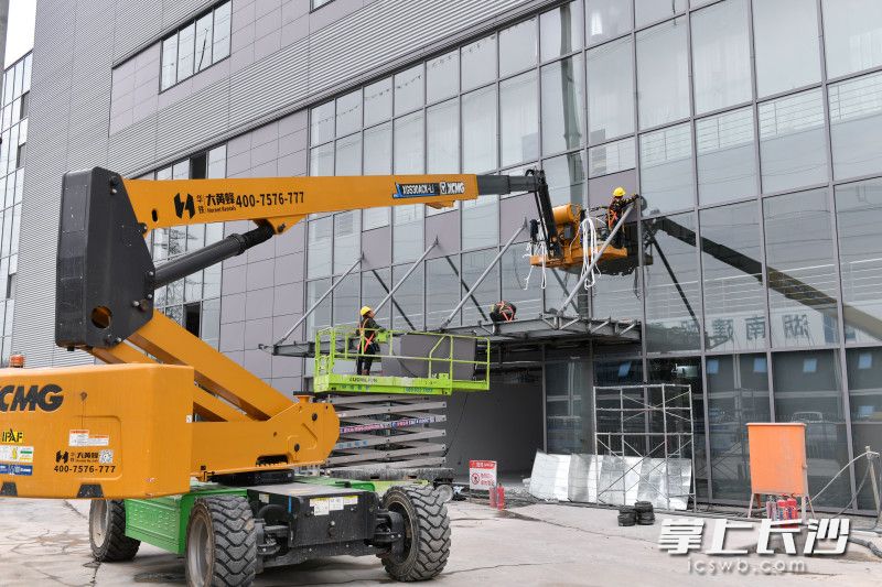 工人正在安装玻璃。