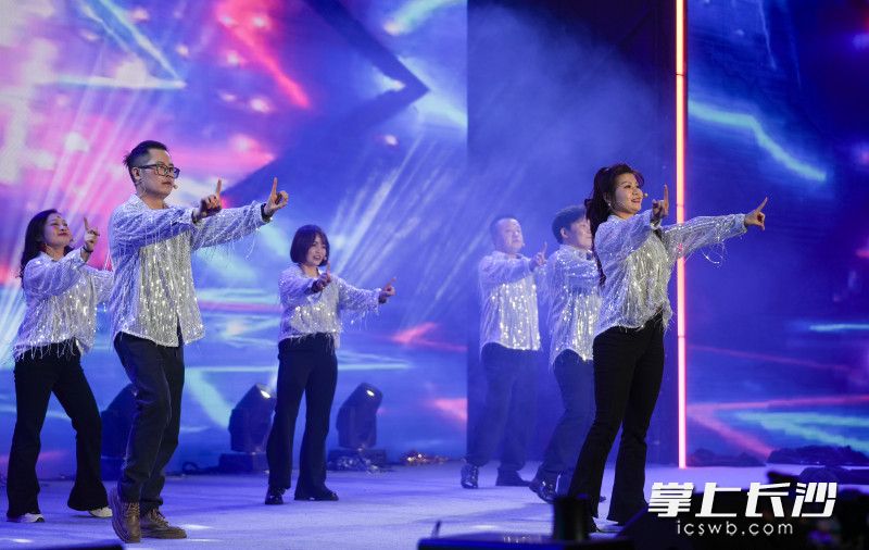 小品《我要上村晚》。