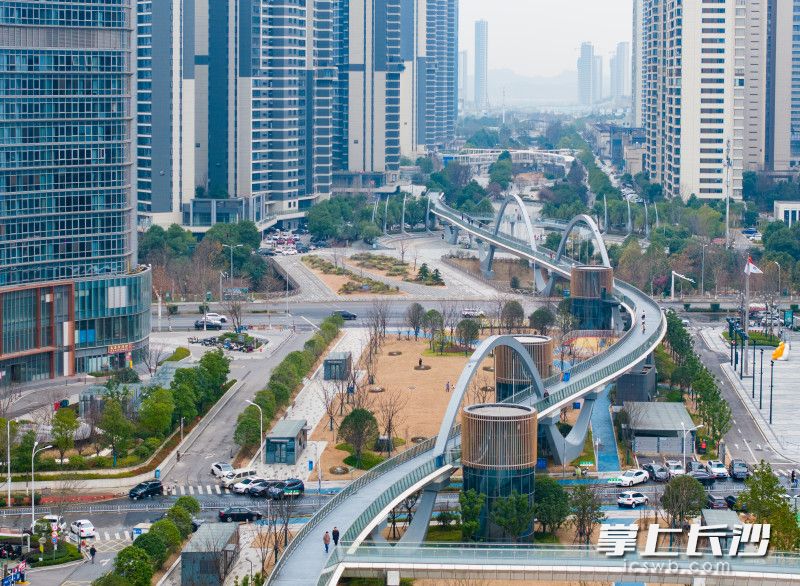梅溪湖中轴线东段空中廊桥东起城市岛，全长约450米，路面宽4.5米，市民们正漫步在空中廊桥上，感受一步一景的城市画卷。均为长沙晚报全媒体记者邹麟、周数邑摄