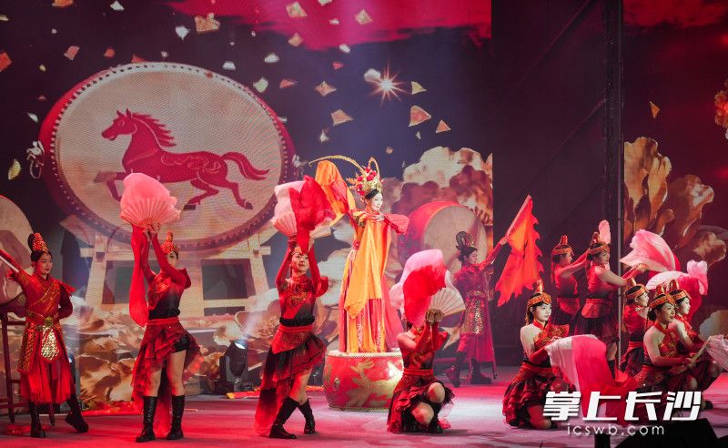 开场舞《龙马精神》。 均为长沙晚报全媒体记者邹麟摄