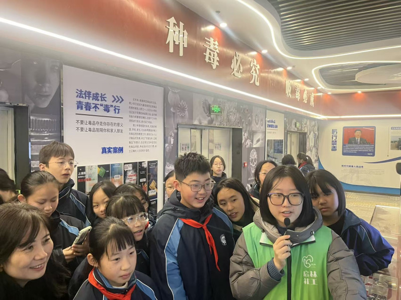 同学们认真听取讲解员的讲解。均为长沙晚报通讯员范蓝供图