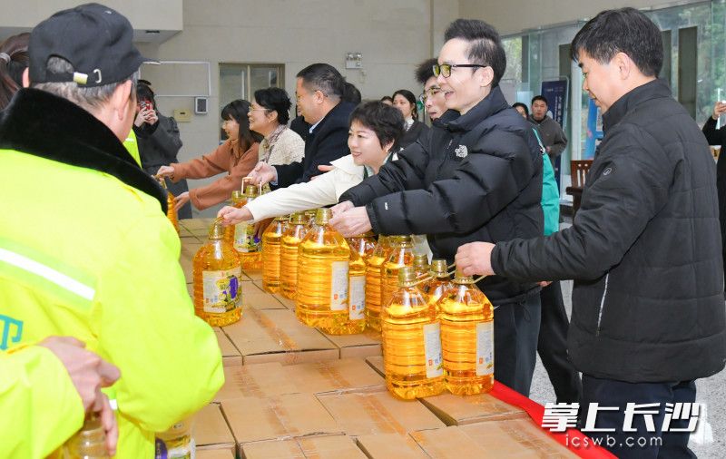 向坚守工作岗位的一线环卫工人送去长沙民营企业家的关爱和温暖。