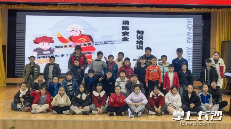 图为消防宣传员和托管班学员合影。 长沙晚报通讯员 汤淑 摄