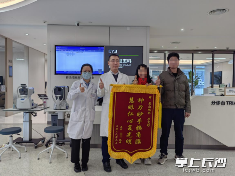 患者及家属与李宽舒主任（左二）合影留念。受访者供图