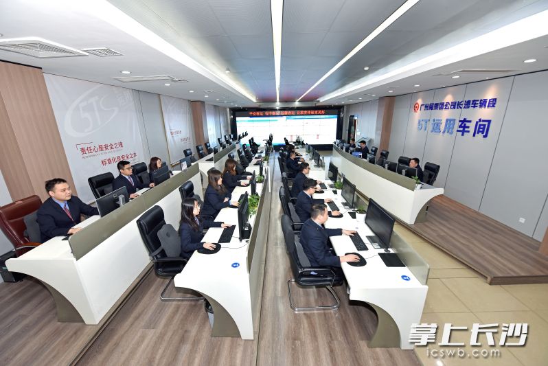 2月4日凌晨，国铁广州局长沙车辆段5T运用车间动态检车室内灯火通明，动态检车员持续对途经湖南地区的旅客列车运行动态进行监控分析。 均为长沙晚报全媒体记者吴鑫矾，通讯员肖一鸣、颜诗语摄