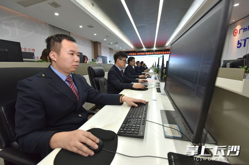 春运高峰期，动态检车室每日要对超750组旅客列车约4万张动态图像进行分析。