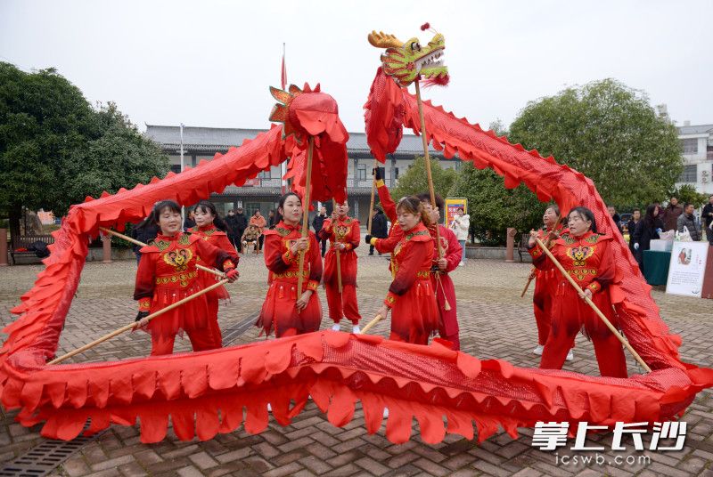 女子龙灯队在舞龙。