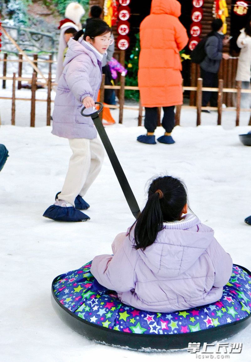 小女孩在玩雪。