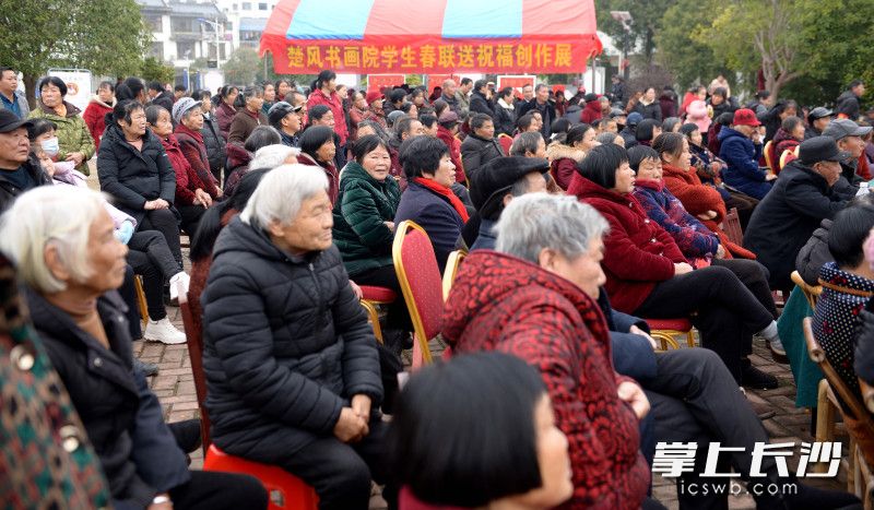 群众在家门口乐享新春文艺大餐。