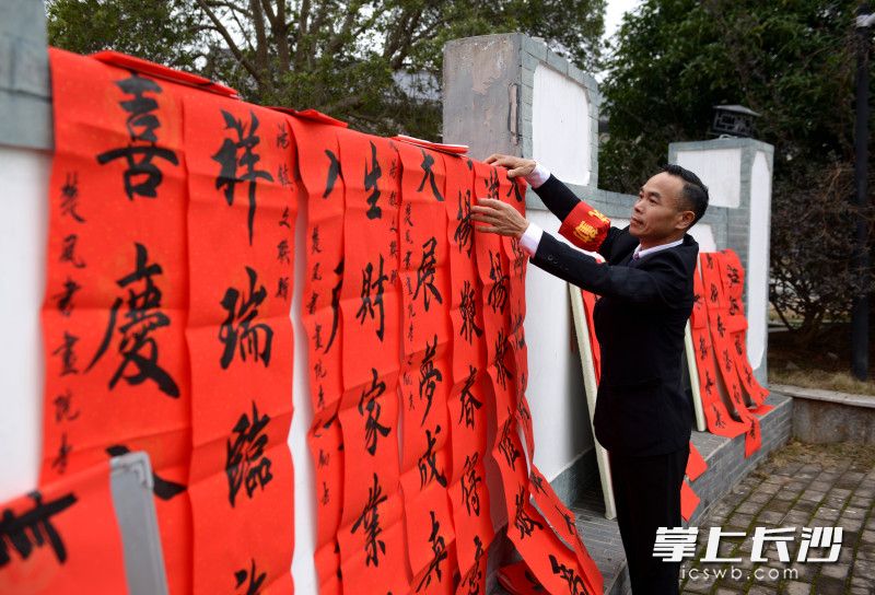 大红春联任人选。