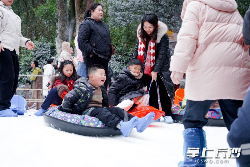 体验滑雪快乐。