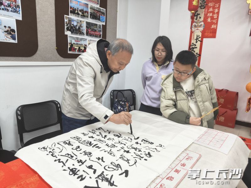 红纸铺展,笔墨翻飞,居民们提笔写春联、巧手剪窗花,墨香年味交织成最动人的新春画卷。 红纸铺展,笔墨翻飞,居民们提笔写春联、巧手剪窗花,墨香年味交织成最动人的新春画卷。