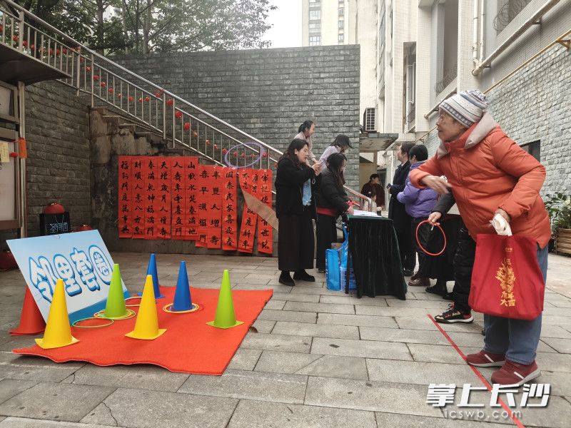 趣味游戏区里,居民们在玩游戏。 趣味游戏区里,居民们在玩游戏。