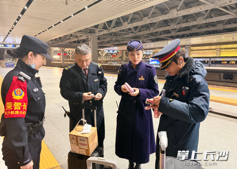 宋一丹在长沙南站移交乘客的遗失物品。 通讯员供图