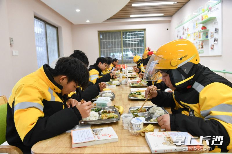 2月5日，芙蓉区荷花园街道“荷你同行 暖新到家”主题活动在德政园养老服务站“德政朝夕里”暖心驿站举行。 均为长沙晚报全媒体记者王志伟摄