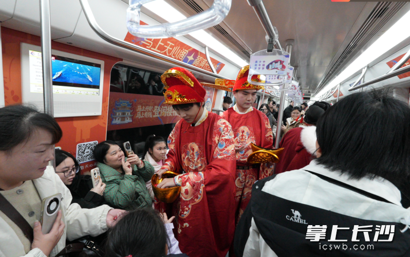 “财神”车厢送福。均为主办方 供图