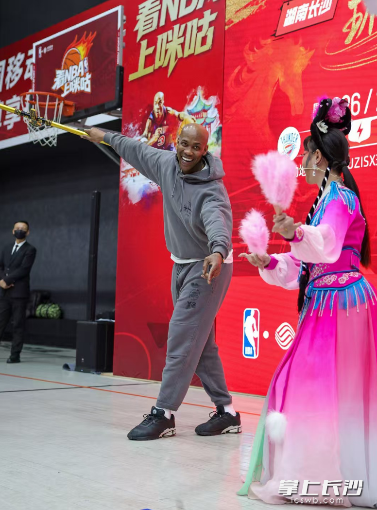 马布里学唱《刘海砍樵》