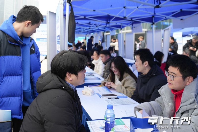 求职者和企业人员认真沟通。