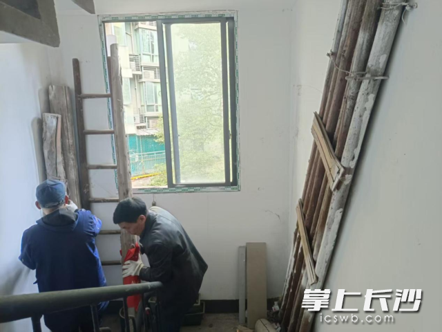 三角塘社区开展“清堆物、除隐患、保安全”专项行动。  长沙晚报通讯员 李文 供图