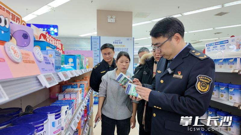 长沙市市场监管局检查人员在母婴店检查保健食品经营规范情况。 长沙晚报全媒体记者 周辉霞 摄