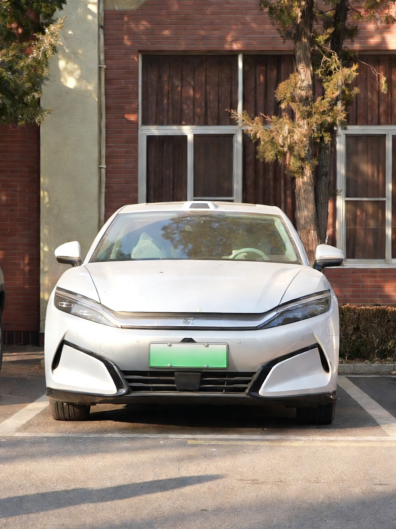 清华大学校园里的比亚迪轿车。