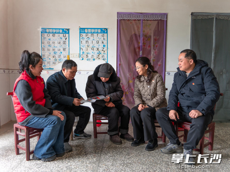 慰问组深入老党员家中，送上米、油、提桶等慰问物资。 长沙晚报通讯员 刘浩然 摄