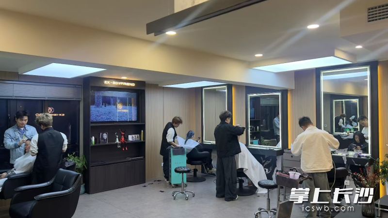 长沙一家美发店内一片忙碌景象。长沙晚报全媒体记者 范宏欢 摄