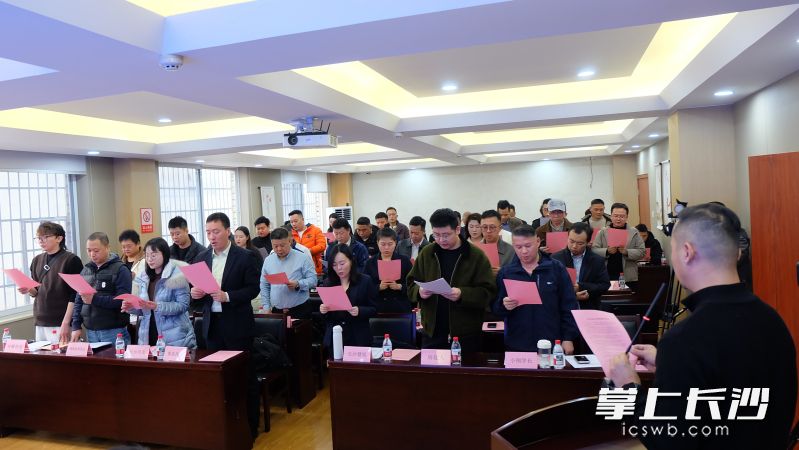 40余家参会平台及机构代表现场共同宣读并签署了《长沙市房地产自媒体规范执业承诺书》。