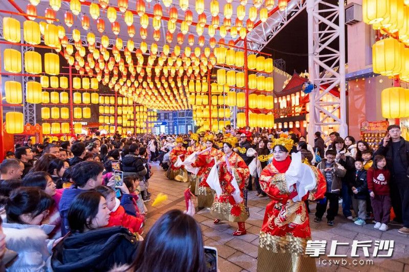 流光溢彩尽显东方美学魅力。