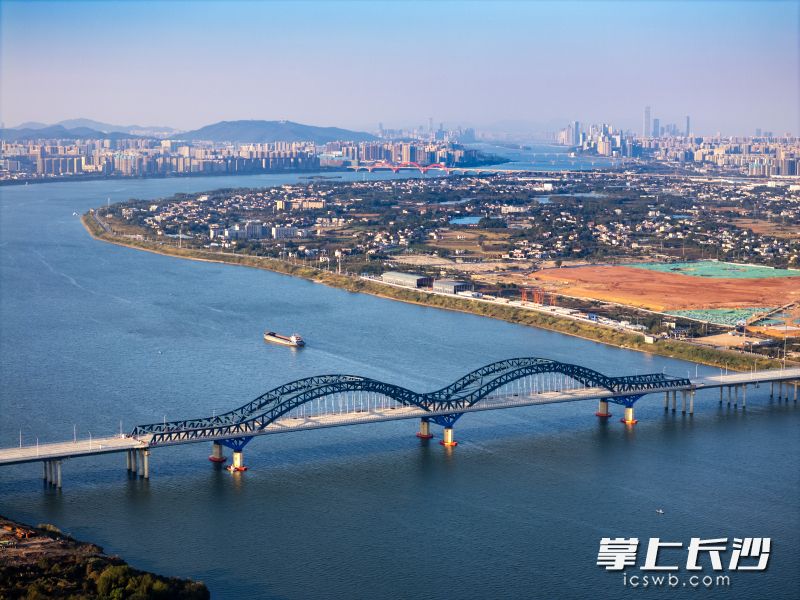 2025年12月，从湘江上空俯瞰，暮坪湘江特大桥飞架东西，东岸解放垸，长沙奥体中心正如火如荼地建设。2029年，第十六届全运会将在湖南举办，这里就是主会场。 长沙晚报全媒体记者 郭雨滴 摄