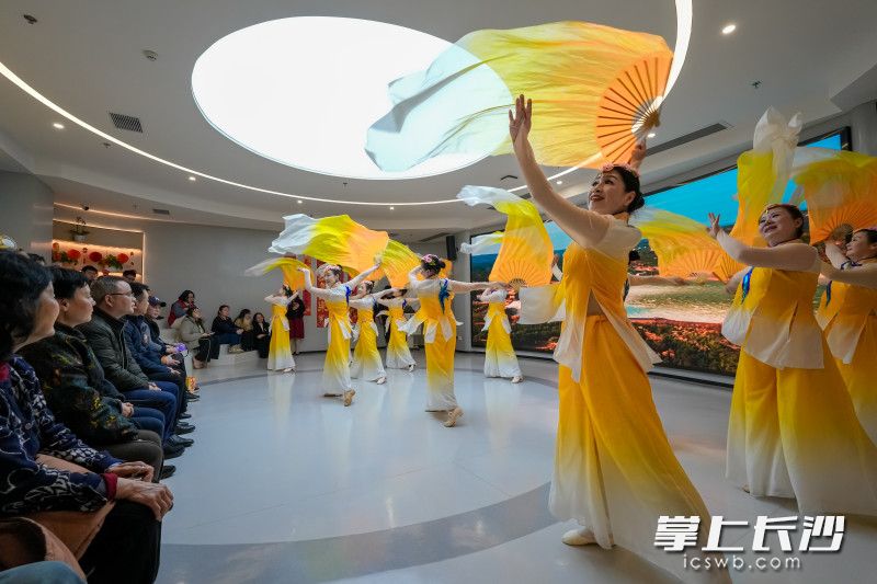 居民们自编自演的节目赢得掌声。 居民们自编自演的节目赢得掌声。