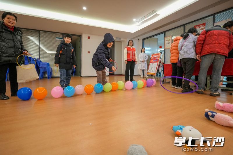 游戏区里,套圈、趣味夹球、猜灯谜的摊位前排起了小队,欢声笑语此起彼伏。 游戏区里,套圈、趣味夹球、猜灯谜的摊位前排起了小队,欢声笑语此起彼伏。