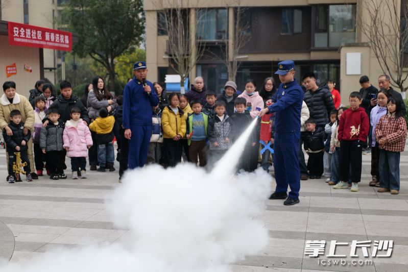 消防宣传员在传授安全知识。 长沙晚报通讯员 寻艳 摄