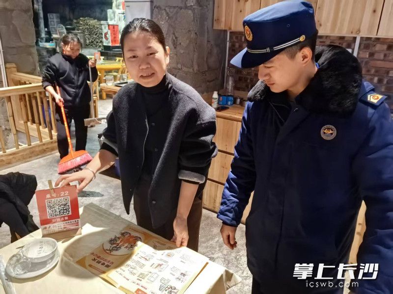 消防宣传员在向商户发放防火宣传资料。 长沙晚报通讯员 董文文 摄