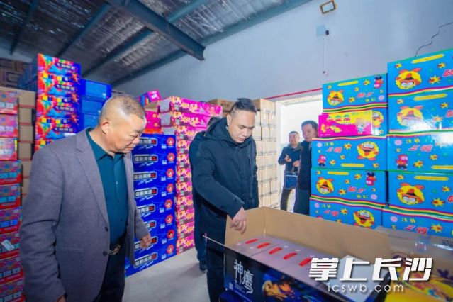 督察人员检查烟花爆竹储存区现场安全管理情况。  长沙晚报通讯员 张奇涛 供图