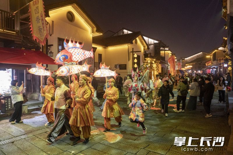 活动当晚，千年靖港古镇热闹欢腾，人潮涌动。