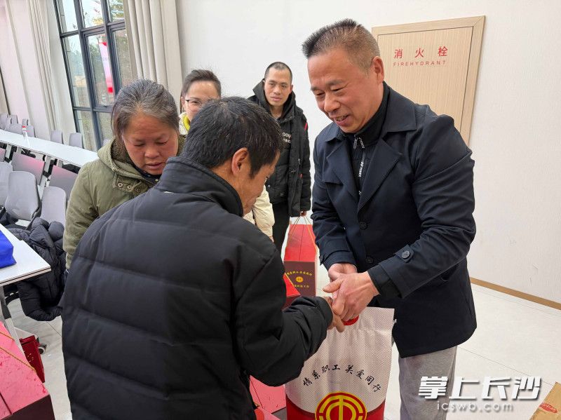 雨花经开区工会联合会开展春节困难职工慰问。 雨花经开区工会联合会开展春节困难职工慰问。