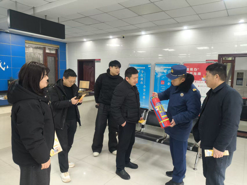 消防宣传员在进行宣讲。 长沙晚报通讯员 唐之享 摄