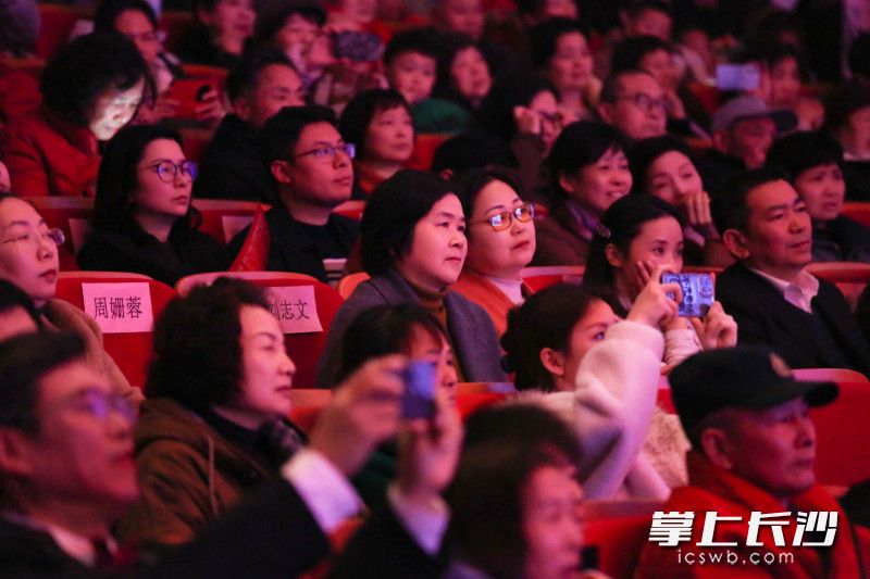 观众沉浸其中。