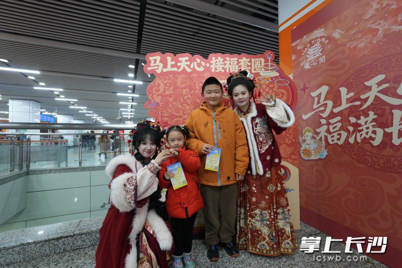 游客与NPC合影。