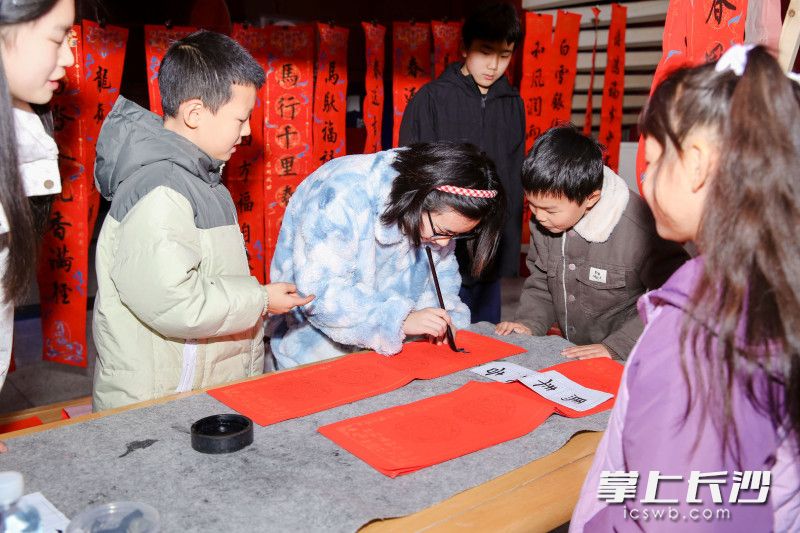 书法家挥毫泼墨。