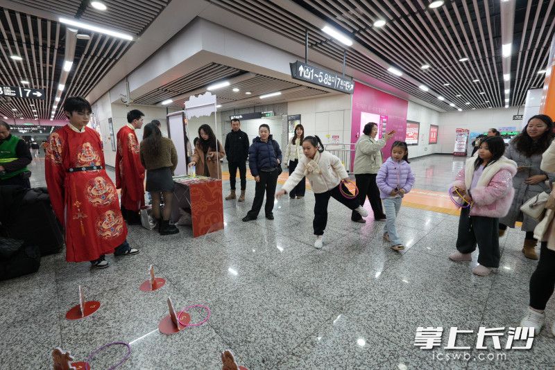 游客参与套圈游戏。