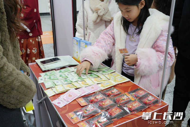 游客挑选天心阁文创礼品。