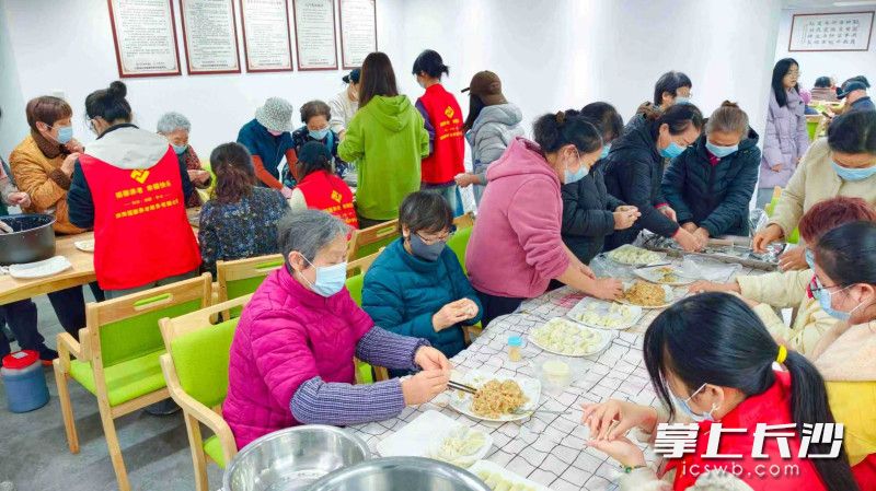 居民们在老年食堂开展活动。