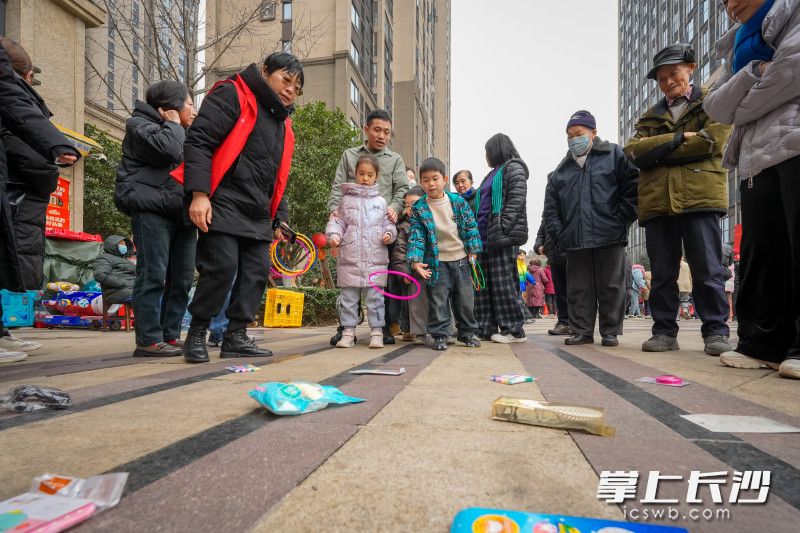 居民在活动现场套圈。