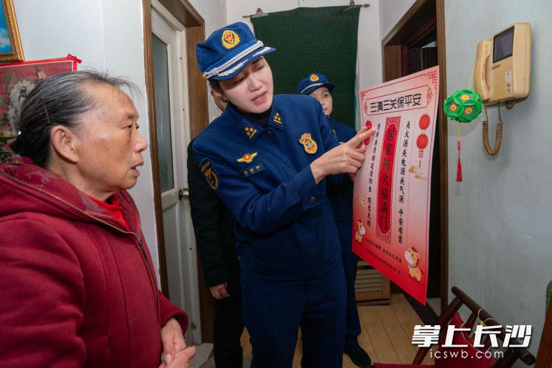 消防宣传员上门宣讲消防安全知识。 均为长沙晚报通讯员 张佳欣 摄