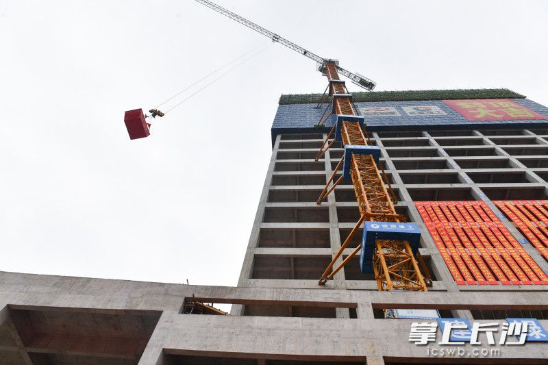2月7日，在芙蓉区浏阳河东岸，随着最后一方混凝土被吊运至百米高空并完成浇筑，宏大爆破总部办公大楼主体结构正式封顶。