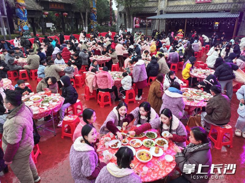 游客一起品尝地道宁乡风味的“圆桌年宴”。