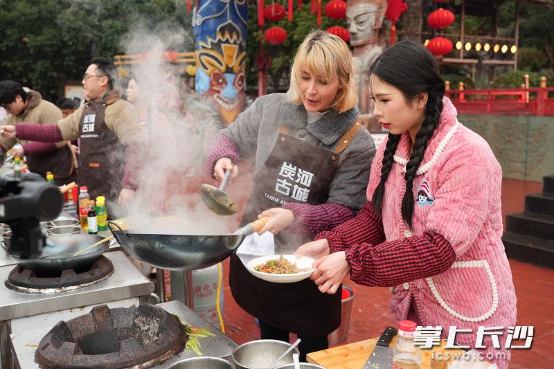一位国际友人现场做湘菜。